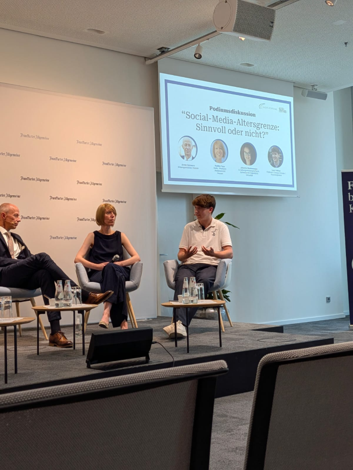 Leon Pelikan in einer Podiumsdiskussion mit Armin Schwarz (Hessischer Staatsminister für Kultus, Bildung und Chancen)